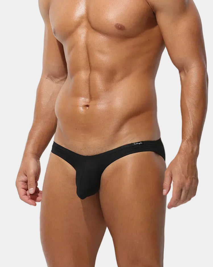 Man wearing black underwear on a white background with text in Chinese