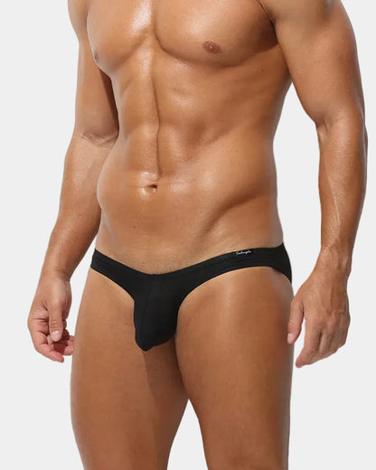Man wearing black underwear on a white background with text in Chinese